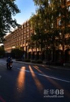 新华社照片，伦敦，2012年7月23日 图为一辆摩托车在街上驶过（7月22日摄）。新华社记者李尕摄  