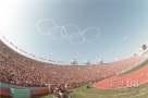 1984年7月28日，洛杉矶奥运会开幕式上，飞机绘出奥运会五环标志。新华社发 