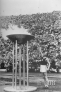 自1936年在柏林举办的第11届夏季奥运会第一次举行了现代奥运会火炬接力活动, 此后历届成功举办的奥运会都创造了自己独具特色的火炬和丰富多彩的接力传递方式及别出心裁的点火仪式。代表着光明、团结、友谊、和平、正义的奥运火炬成为奥林匹克运动的重要象征。1952年6月25日，第15届赫尔辛基奥运会圣火在奥林匹亚点燃，并第一次使用飞机将火种从雅典空运到丹麦，从丹麦经瑞典到达芬兰的路程采用了跑步、骑马、自行车和独木舟等传递方式。图为芬兰长跑老将点燃奥运圣火台。