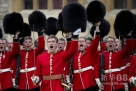 这是2012年5月3日，在英国伦敦以西伯克希尔的温莎城堡，英国士兵向女王伊丽莎白二世致敬。新华社/法新（刘昀编辑）