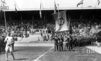 1912年在斯德哥尔摩举行的第5届奥运会是奥运发展演变史上的一个里程碑。主办者详细列出了各正式项目，并规定工作人员都要经过正式训练。 图为开幕式的入场式。新华社发