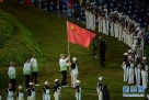 7月27日，第三十届夏季奥林匹克运动会在英国伦敦开幕。图为工作人员准备将中国国旗插在开幕式现场的小山坡上。 新华社记者李尕摄