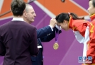 7月28日，国际奥委会主席罗格为易思玲（右）颁发金牌。当日，在第30届夏季奥林匹克运动会女子10米气步枪决赛中，中国选手易思玲以502.9环的总成绩夺冠，这是本届奥运会的首枚金牌。新华社记者杨磊摄