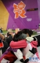 7月28日，易思玲（左）与教练拥抱庆祝胜利。当日，在第30届夏季奥林匹克运动会女子10米气步枪决赛中，中国选手易思玲以502.9环的总成绩夺冠，这是本届奥运会的首枚金牌。新华社记者李钢摄