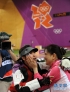 7月28日，易思玲（左）与教练庆祝胜利。当日，在第30届夏季奥林匹克运动会女子10米气步枪决赛中，中国选手易思玲以502.9环的总成绩夺冠，这是本届奥运会的首枚金牌。新华社记者李钢摄