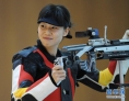 7月28日，在第30届夏季奥林匹克运动会女子10米气步枪决赛中，中国选手易思玲以502.9环的成绩获得伦敦奥运会的首枚金牌。图为2009年10月19日，易思玲在第十一届全运会射击比赛女子10米气步枪决赛中，以504.1环的成绩获得冠军。 新华社记者焦卫平摄 