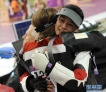 7月28日，易思玲（右）赛后与捷克选手卡捷琳娜·埃蒙斯拥抱。当日，在第30届夏季奥林匹克运动会女子10米气步枪决赛中，中国选手易思玲以502.9环的总成绩夺冠，这是本届奥运会的首枚金牌。新华社记者李钢摄