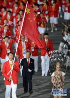 7月27日，第三十届夏季奥林匹克运动会开幕式在伦敦奥林匹克公园主体育场“伦敦碗”举行。这是中国代表团旗手易建联（左前）执旗入场。新华社记者杨磊摄