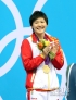 新华社照片，伦敦，2012年7月28日 中国选手叶诗文在领奖台上庆祝。当日，在伦敦奥运会女子400米个人混合泳决赛中，中国选手叶诗文以4分28秒43的成绩夺得冠军，并创造新的世界纪录。新华社记者凡军摄