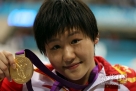 新华社照片，伦敦，2012年7月28日中国选手叶诗文在颁奖仪式上展示金牌。当日，在伦敦奥运会女子400米个人混合泳决赛中，中国选手叶诗文以4分28秒43的成绩夺得冠军。新华社记者费茂华摄