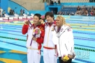 新华社照片，伦敦，2012年7月28日 中国选手叶诗文（中）与亚军、季军在颁奖仪式后合影。当日，在伦敦奥运会女子400米个人混合泳决赛中，中国选手叶诗文以4分28秒43的成绩夺得冠军，并打破世界纪录。新华社记者凡军摄