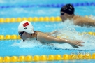 新华社照片，伦敦，2012年7月28日 中国选手叶诗文（左）在决赛中。当日，在伦敦奥运会女子400米个人混合泳决赛中，中国选手叶诗文以4分28秒43的成绩夺得冠军，并创造新的世界纪录。新华社记者费茂华摄