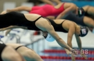 新华社照片，伦敦，2012年7月28日 中国选手叶诗文在比赛中入水。当日，在伦敦奥运会女子400米个人混合泳决赛中，中国选手叶诗文夺得冠军。新华社记者费茂华摄