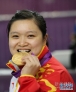 7月29日，郭文珺在颁奖仪式后咬金牌。当日，在伦敦奥运会女子十米气手枪决赛中，中国选手郭文珺以488.1环的总成绩获得冠军。新华社记者殷刚摄