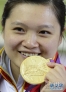 7月29日，郭文珺展示金牌。当日，在伦敦奥运会女子十米气手枪决赛中，中国选手郭文珺以488.1环的总成绩获得冠军。 新华社记者戚恒摄