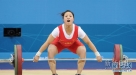 7月29日，中国选手周俊在比赛中。当日，在2012年伦敦奥运会举重女子53公斤级的比赛中，中国选手周俊在抓举比赛中三次试举失败，无缘奖牌。 新华社记者 公磊 摄 