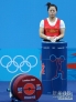 7月29日，中国选手周俊在赛前准备。当日，在2012年伦敦奥运会举重女子53公斤级的比赛中，中国选手周俊在抓举比赛中三次试举失败，无缘奖牌。 新华社记者 公磊 摄 