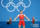 7月29日，中国选手周俊在赛前准备。当日，在2012年伦敦奥运会举重女子53公斤级的比赛中，中国选手周俊在抓举比赛中三次试举失败，无缘奖牌。 新华社记者 公磊 摄 