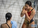 7月29日，吴敏霞/何姿（右）在比赛结束后交流。新华社记者刘大伟摄