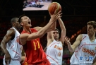 2012年7月29日，中国队球员易建联（左二）在比赛中。当日，在2012年伦敦奥运会男子篮球小组赛中，中国队以81比97不敌西班牙队。 新华社记者杨磊摄