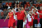 2012年7月29日，中国队主教练邓华德（前左二）与队员在比赛中庆祝中国队得分。当日，在2012年伦敦奥运会男子篮球小组赛中，中国队以81比97不敌西班牙队。 新华社记者孟永民摄