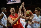 2012年7月29日，中国队球员易建联（左二）在比赛中进攻受阻。 当日，在2012年伦敦奥运会男子篮球小组赛中，中国队以81比97不敌西班牙队。新华社记者杨磊摄