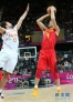 7月29日，中国队球员王仕鹏（右）在比赛中投篮。当日，在2012年伦敦奥运会男子篮球小组赛中，中国队以81比97不敌西班牙队。 新华社记者孟永民摄
