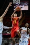 7月29日，中国队球员陈江华（中）在比赛中突破上篮。 当日，在2012年伦敦奥运会男子篮球小组赛中，中国队以81比97不敌西班牙队。新华社记者杨磊摄