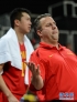 7月29日，中国队主教练邓华德（右）在比赛中。当日，在2012年伦敦奥运会男子篮球小组赛中，中国队以81比97不敌西班牙队。 新华社记者杨磊摄