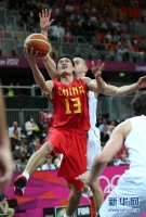 7月29日，中国队球员陈江华（前）在比赛中突破上篮。 当日，在2012年伦敦奥运会男子篮球小组赛中，中国队以81比97不敌西班牙队。新华社记者孟永民摄