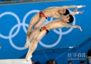 7月30日，曹缘/张雁全（下）在比赛中。当日，在伦敦奥运会男子双人10米跳台跳水决赛中，中国组合曹缘/张雁全以486.78分的总成绩夺冠。新华社记者凡军摄  