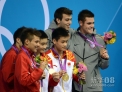 7月30日，曹缘（左三）/张雁全（右三）在颁奖仪式上。当日，在伦敦奥运会男子双人10米跳台跳水决赛中，中国组合曹缘/张雁全以486.78分的总成绩夺冠。新华社记者杨宗友摄 