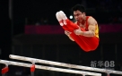  7月30日，中国队队员冯喆在双杠比赛中。当日，在伦敦奥运会体操男团决赛中，中国队以275.997分的成绩成功卫冕。新华社记者王建华摄 