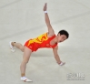 7月30日，中国体操队队员邹凯在自由操比赛中。当日，在伦敦奥运会体操男团决赛中，中国队以275.997分的成绩成功卫冕。新华社记者程敏摄 