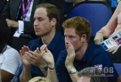 新华社照片，伦敦，2012年7月30日 威廉王子（左）和哈里王子在看台上观看比赛。当日，在2012年伦敦奥运会体操男子团体决赛中，英国队以271.711分的总成绩获得铜牌。新华社记者戚恒摄   