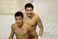 7月30日，曹缘/张雁全（前）在比赛后。当日，在伦敦奥运会男子双人10米跳台跳水决赛中，中国组合曹缘/张雁全以486.78分的总成绩夺冠。新华社记者费茂华摄 