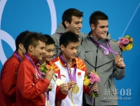 7月30日，曹缘（左三）/张雁全（右三）在颁奖仪式上。当日，在伦敦奥运会男子双人10米跳台跳水决赛中，中国组合曹缘/张雁全以486.78分的总成绩夺冠。新华社记者杨宗友摄 