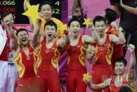7月30日，中国体操队队员庆祝夺冠。当日，在伦敦奥运会体操男团决赛中，中国队以275.997分的成绩成功卫冕。新华社记者戚恒摄