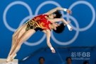 7月31日，陈若琳/汪皓（上）在比赛中。当日，在伦敦奥运会女子双人10米跳台跳水决赛中，中国组合陈若琳/汪皓以368.40分的总成绩夺冠。新华社记者凡军摄 