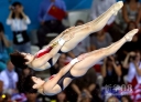 7月31日，陈若琳/汪皓（后）在比赛中。当日，在伦敦奥运会女子双人10米跳台跳水决赛中，中国组合陈若琳/汪皓以368.40分的总成绩夺冠。新华社记者凡军摄 