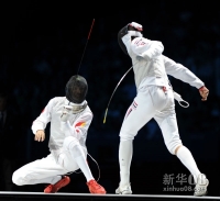 7月31日，中国选手雷声（左）在比赛中。当日，在伦敦奥运会击剑男子花剑个人决赛中，中国选手雷声以15比13击败埃及选手阿布卡西姆，夺得金牌。新华社记者 王毓国 摄