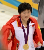 7月31日，叶诗文身披国旗。当日，在伦敦奥运会游泳女子200米个人混合泳决赛中，中国选手叶诗文以2分07秒57的成绩获得冠军，并创造新的奥运会纪录。新华社记者李钢摄 