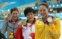 7月31日，中国选手叶诗文（中）、澳大利亚选手库茨（左）和美国选手莱韦伦茨展示奖牌。当日，在伦敦奥运会游泳女子200米个人混合泳决赛中，中国选手叶诗文以2分07秒57的成绩获得冠军，并创造新的奥运会纪录，库茨与莱韦伦茨分获亚军和季军。新华社记者费茂华摄 