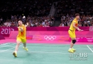7月31日，于洋(左)/王晓理在比赛中。当日，在伦敦奥运会羽毛球比赛女子双打小组赛中，中国选手于洋/王晓理以0比2不敌韩国选手郑景银/金荷娜。新华社发(唐诗摄)