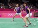 7月31日，韩国选手郑景银(右)/金荷娜在伦敦奥运会羽毛球比赛女子双打小组赛中，以2比0战胜中国选手于洋/王晓理。新华社发 (唐诗摄)