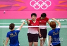 7月31日，印尼组合波莉(左三)/乔哈里(左二)在伦敦奥运会羽毛球比赛女子双打小组赛中以1比2不敌韩国选手河贞恩/金旼贞。新华社发 (唐诗摄)