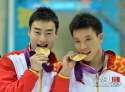 8月1日，中国选手秦凯（左）/罗玉通在颁奖仪式上。当日，在伦敦奥运会男子双人3米板决赛中，中国选手秦凯/罗玉通以477.00分的成绩获得冠军。新华社记者刘大伟摄 
