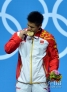 8月1日，中国选手吕小军在颁奖仪式上。当日，在2012年伦敦奥运会举重男子77公斤级的比赛中，中国选手吕小军以379公斤的总成绩夺金，并打破总成绩世界纪录，中国选手陆浩杰夺得银牌，古巴选手伊万·坎巴尔·罗德里格斯夺得铜牌。新华社记者 公磊 摄 