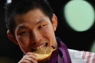 7月31日，韩国选手金宰范在颁奖仪式上。当日，在伦敦奥运会柔道男子81公斤级决赛中，韩国选手金宰范战胜德国选手比朔夫，获得冠军。新华社记者吴晓凌摄