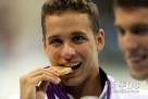 7月31日，克洛斯在颁奖仪式上咬金牌。当日，在伦敦奥运会游泳男子200米蝶泳决赛中，南非选手克洛斯以1分52秒96的成绩夺冠。新华社记者费茂华摄